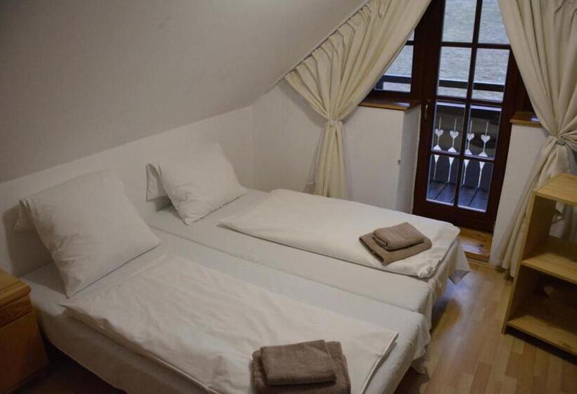 غرفة قياسية حمام مشترك, Penzión Dinda