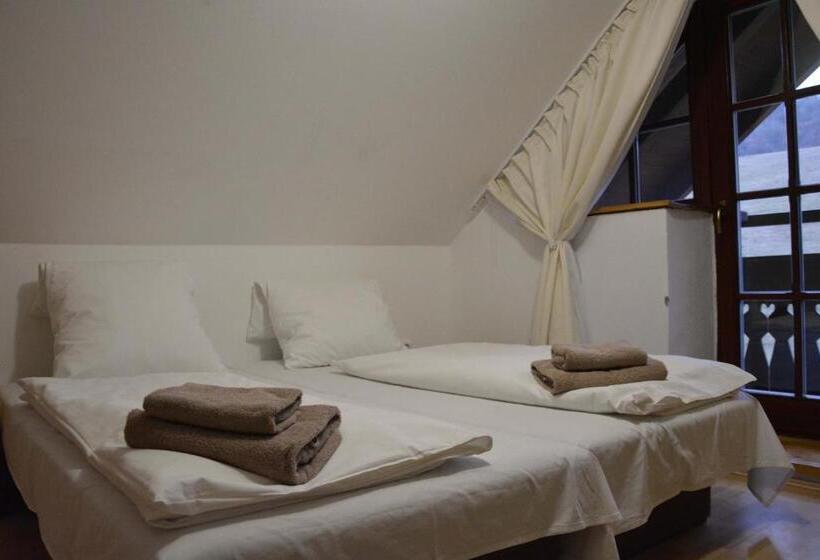 غرفة قياسية حمام مشترك, Penzión Dinda