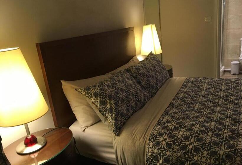 חדר משפחתי, The Annexe At Asbit Lodge