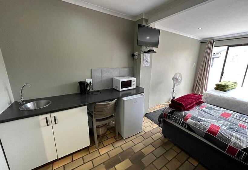 חדר משפחתי, Favour Guest House