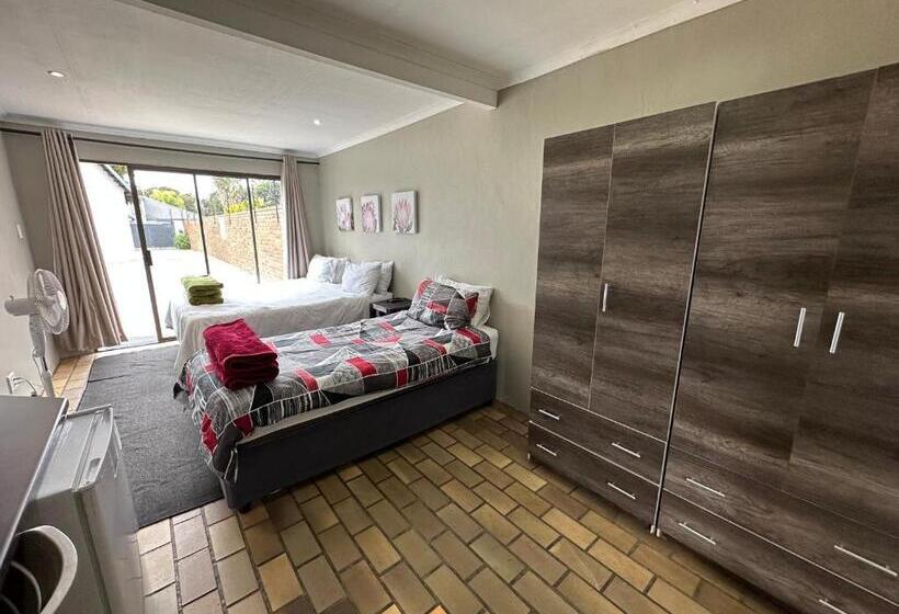 חדר משפחתי, Favour Guest House