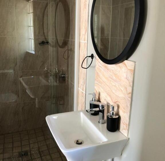 חדר משפחתי, Favour Guest House