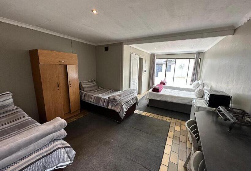 חדר סטנדרט לארבעה, Favour Guest House