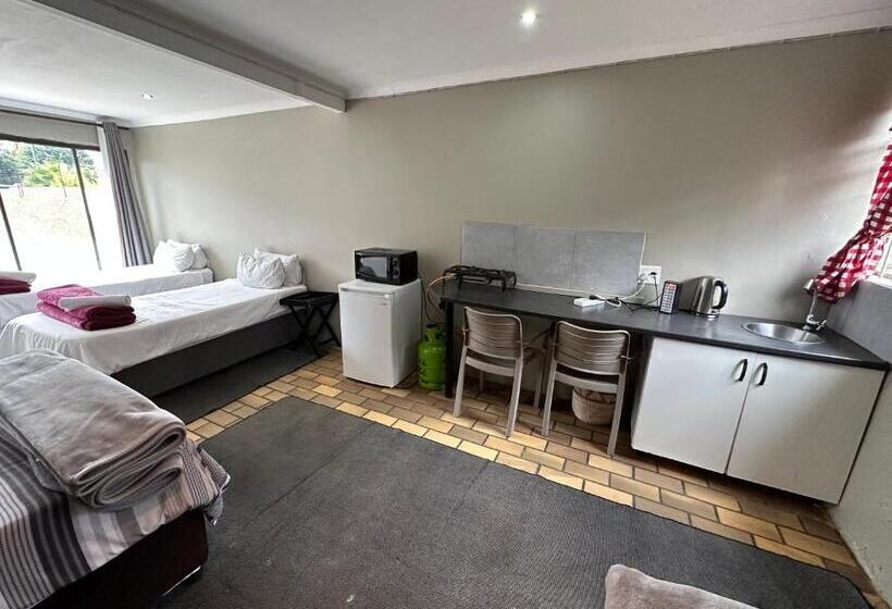 חדר סטנדרט לארבעה, Favour Guest House