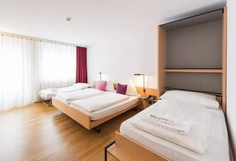 Standard Kolmen Hengen Huone, Krone