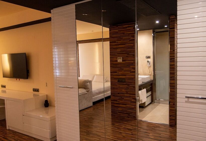 سوییت, Malaga Nostrum Airport