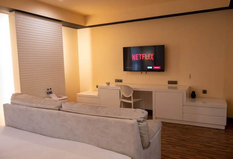 سوییت, Malaga Nostrum Airport