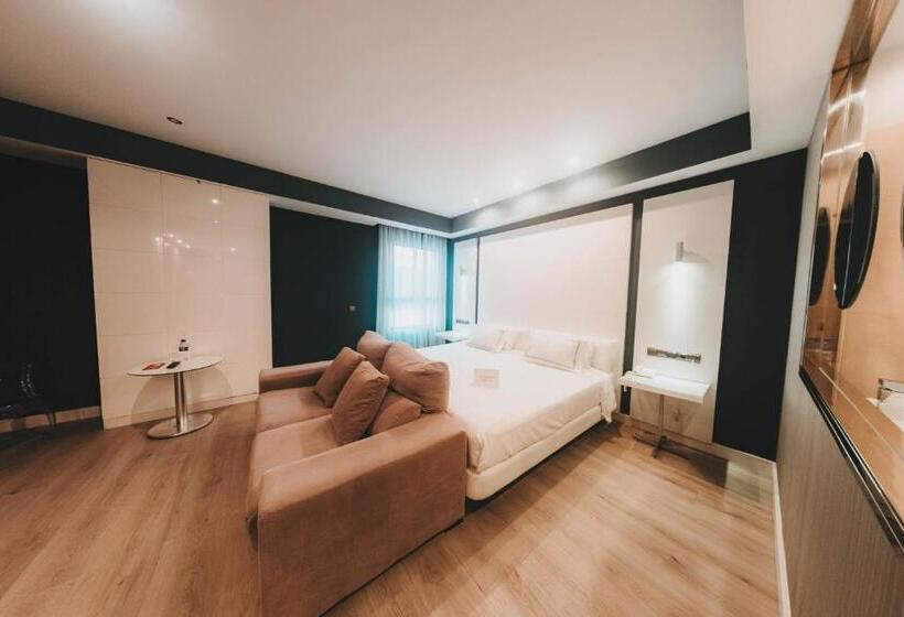 سوییت, Malaga Nostrum Airport