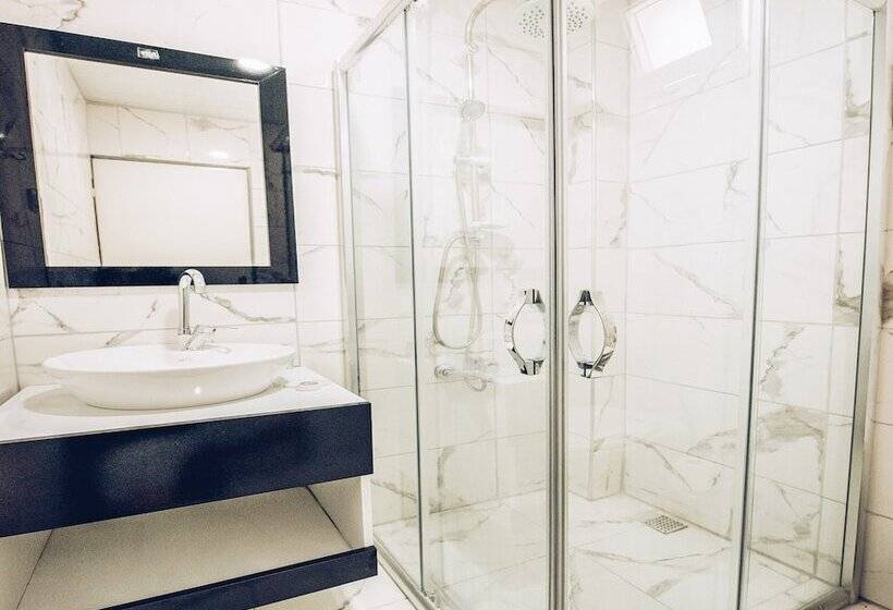 Quarto Familiar, Royal City