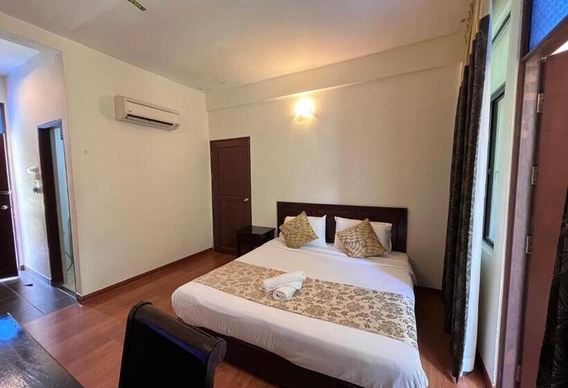 חדר דחוקס עם מיטת קינג, ērya By Suria Janda Baik