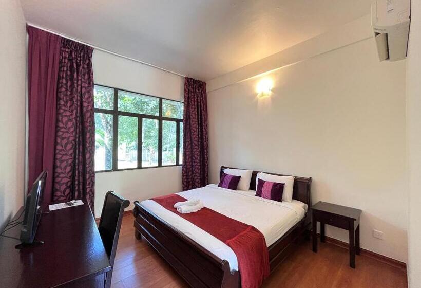 חדר דחוקס עם מיטת קינג, ērya By Suria Janda Baik