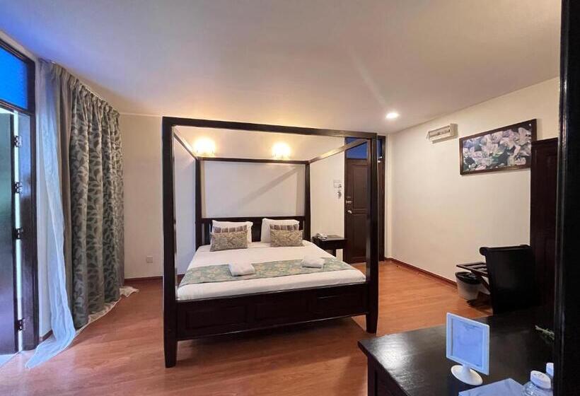 חדר דחוקס עם מיטת קינג, ērya By Suria Janda Baik