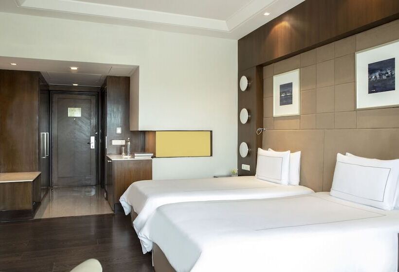 اتاق سوپریور با چشمانداز استخر, Taj Hotel & Convention Centre, Agra