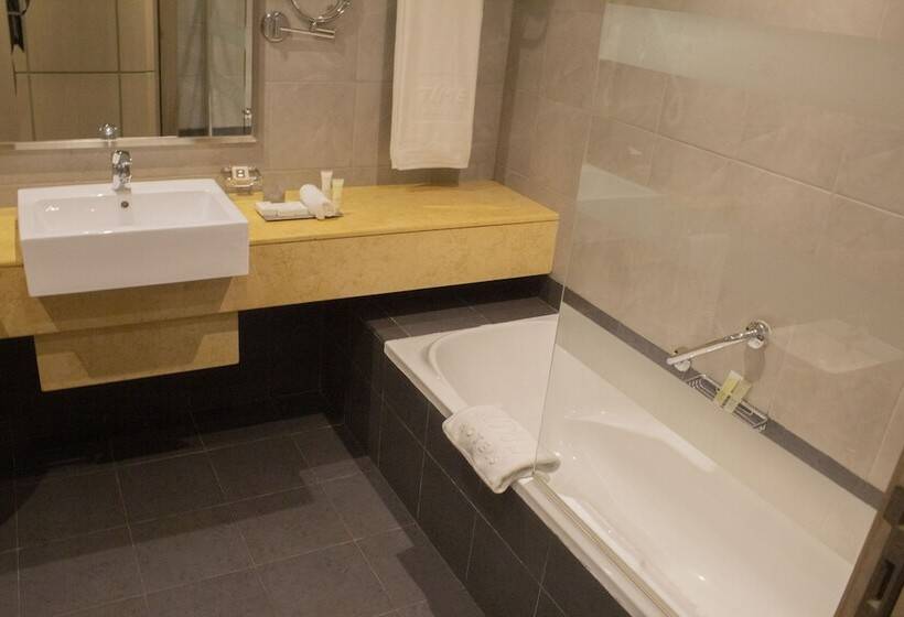 Номер Executive, Time Grand Plaza Hotel, Dubai Airport
