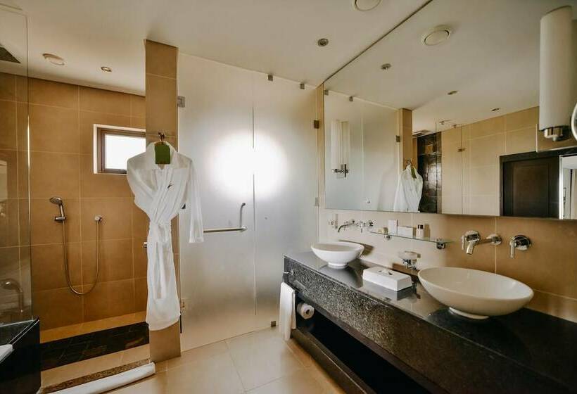 سوییت پرستیژ, Anahita Golf & Spa Resort