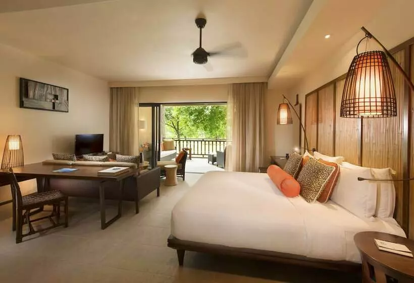 سوئیت سینیور, Constance Ephelia