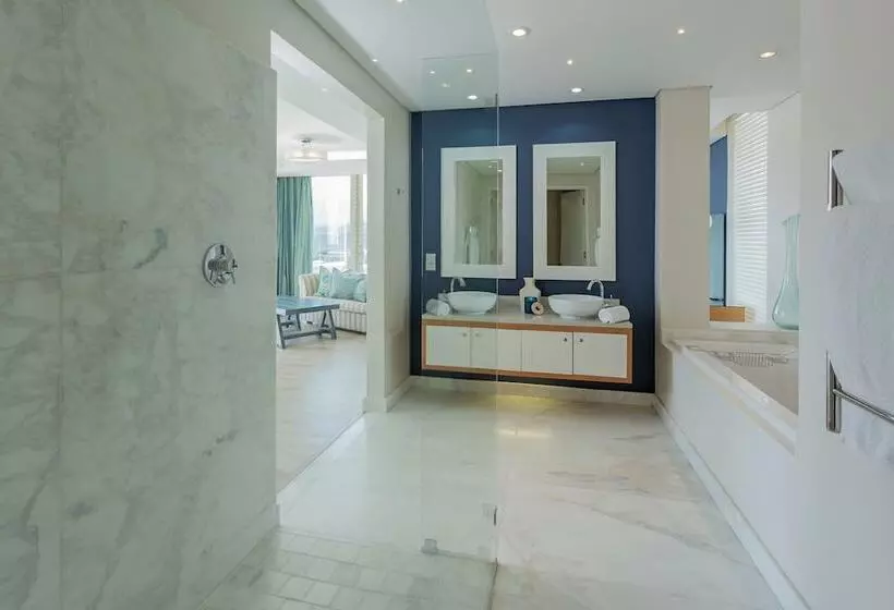 سوییت با چشم‌انداز دریا, Views Boutique Hotel & Spa