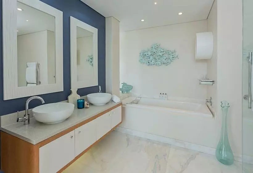 سوییت با چشم‌انداز دریا, Views Boutique Hotel & Spa