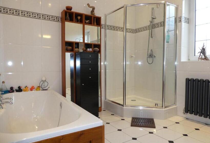 اتاق لوکس, The Cairn Residence