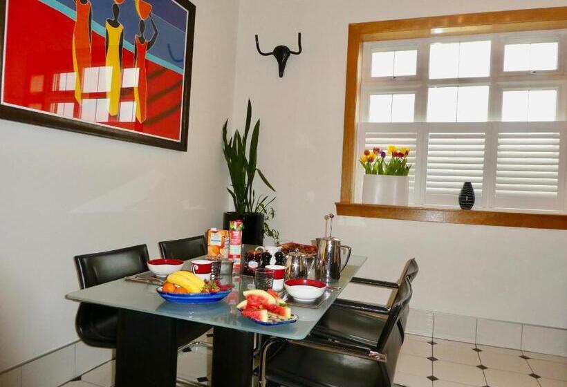 اتاق لوکس, The Cairn Residence