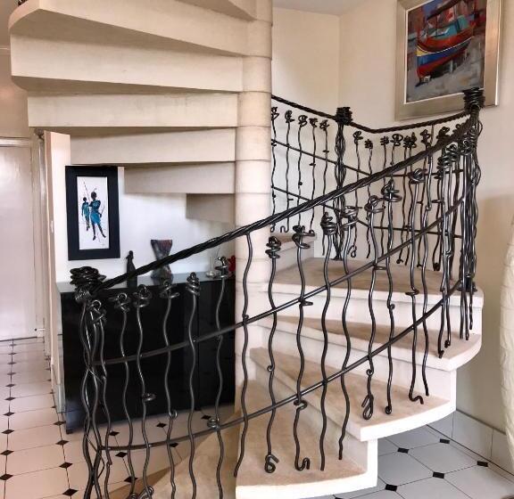 اتاق لوکس, The Cairn Residence