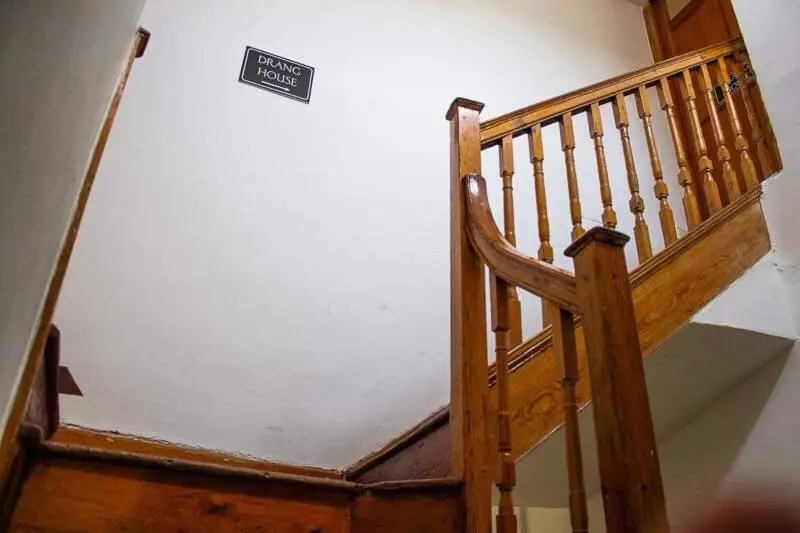 デラックスルーム, Drang House All Rooms Have Stairs