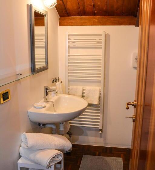 اتاق لوکس با تخت بزرگ, Villa Degli Olivi Relais