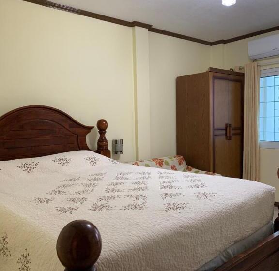 سوییت لوکس, Powers  Holiday Vacations