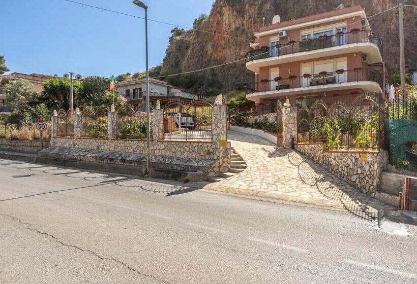 غرفة عائلية, Villa Salvatore