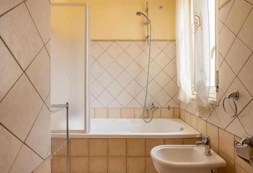 غرفة عائلية, Villa Salvatore