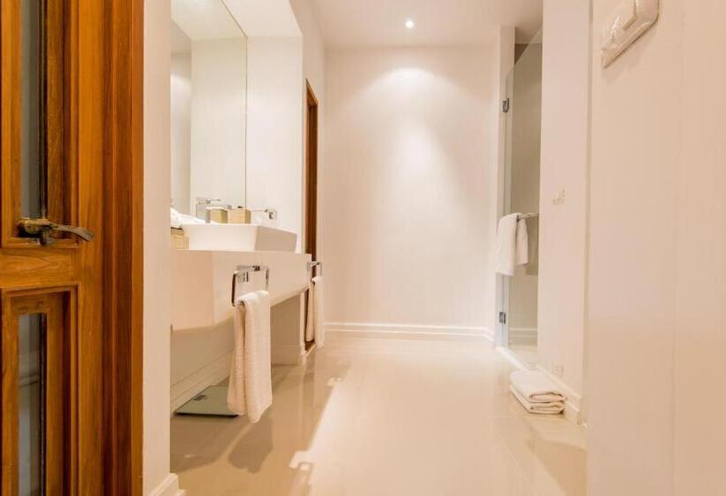 جناح جونيور مطلّ علي حمام السباحة, Villa Macaque And Villa Languor