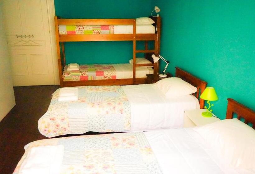 발코니가 있는 4인용 스탠다드 룸, Azores Dream Hostel