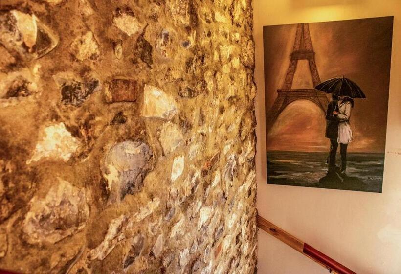 패밀리 룸, The Dolphin