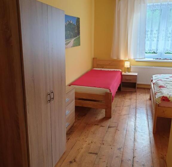 标准三人间, Chalupa Anna