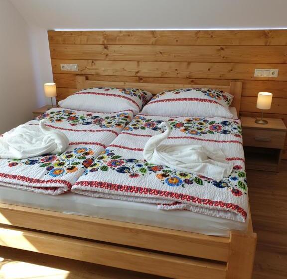 Номер Deluxe, Chalupa Anna