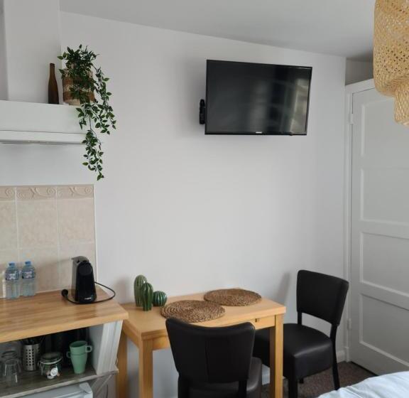 Quarto Estandar, Evy S Place