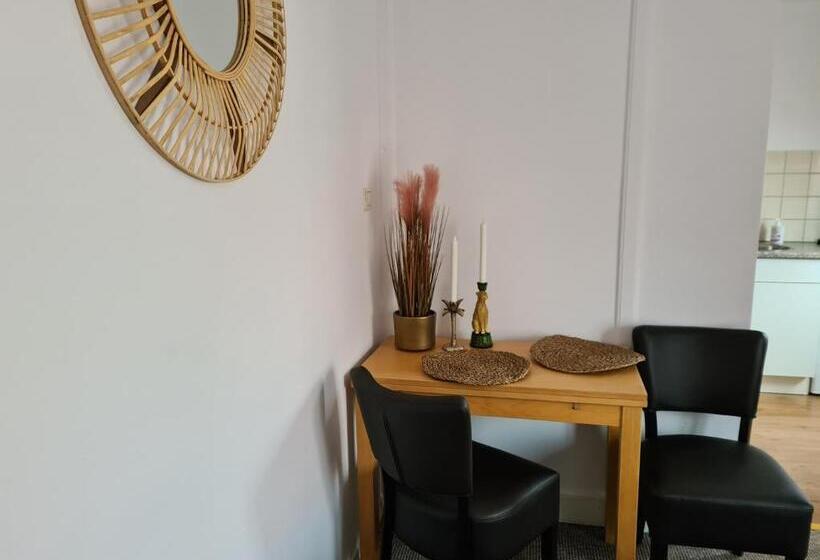 Quarto Estandar, Evy S Place