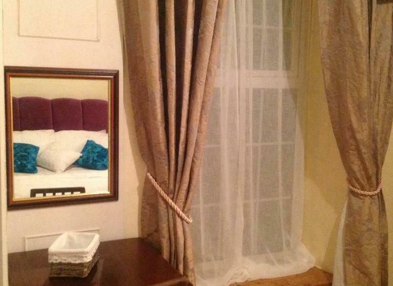 غرفة إقتصادية, Sheehans On Main Street