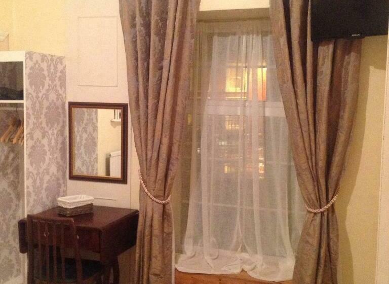 غرفة إقتصادية, Sheehans On Main Street