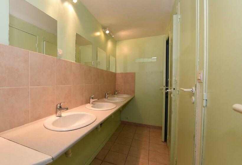 חדר סטנדרטי לארבעה עם חדר אמבטיה משותף, Gîte De La Tour