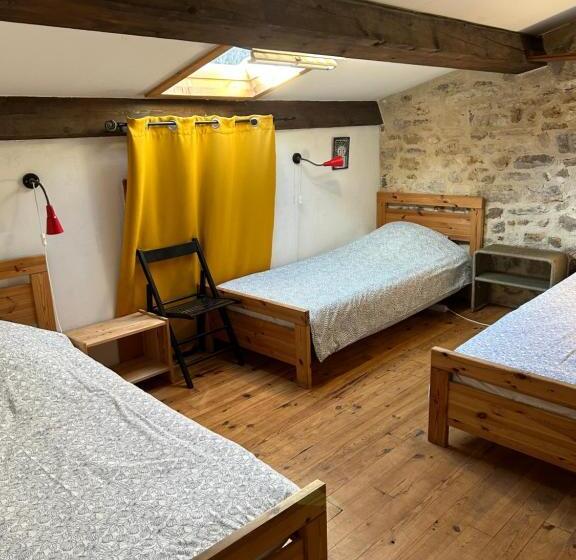 Standaard Vierpersoonskamer met Gedeelde Badkamer, Gîte De La Tour