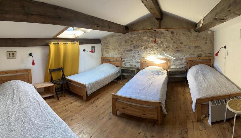 חדר סטנדרטי לארבעה עם חדר אמבטיה משותף, Gîte De La Tour