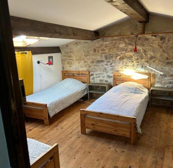 חדר סטנדרטי לארבעה עם חדר אמבטיה משותף, Gîte De La Tour