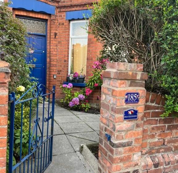 اتاق خانوادگی با سرویس بهداشتی مشترک, Brackenberry