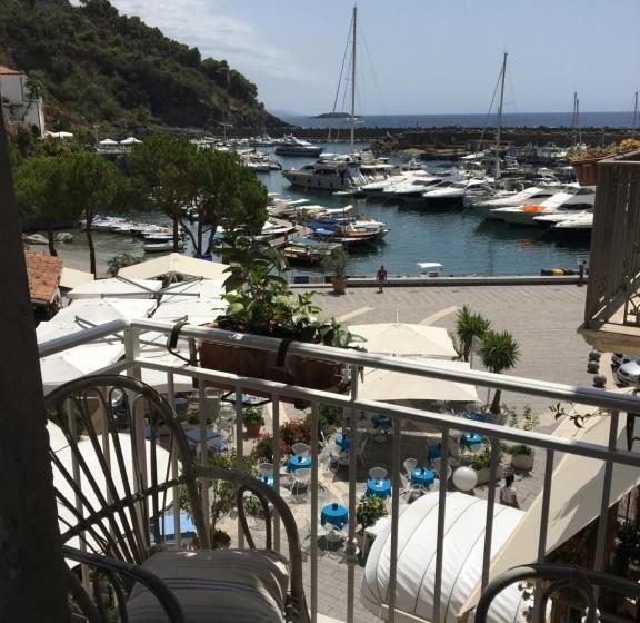 اتاق لوکس, La Racia