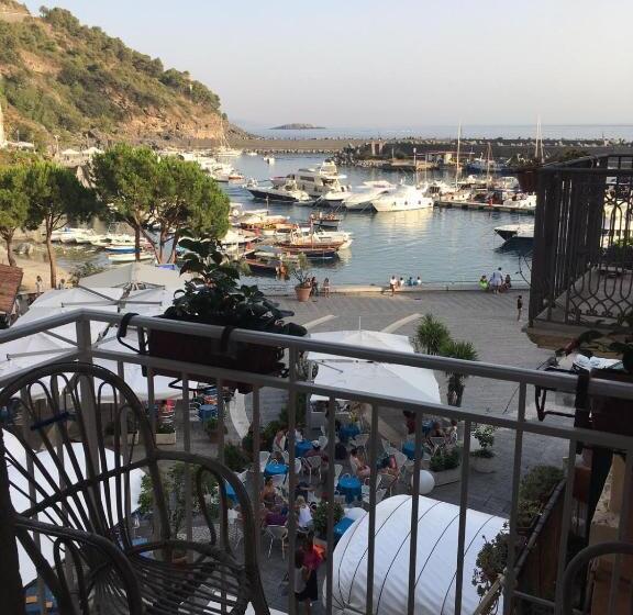 اتاق لوکس, La Racia