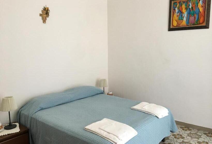 اتاق لوکس, La Racia