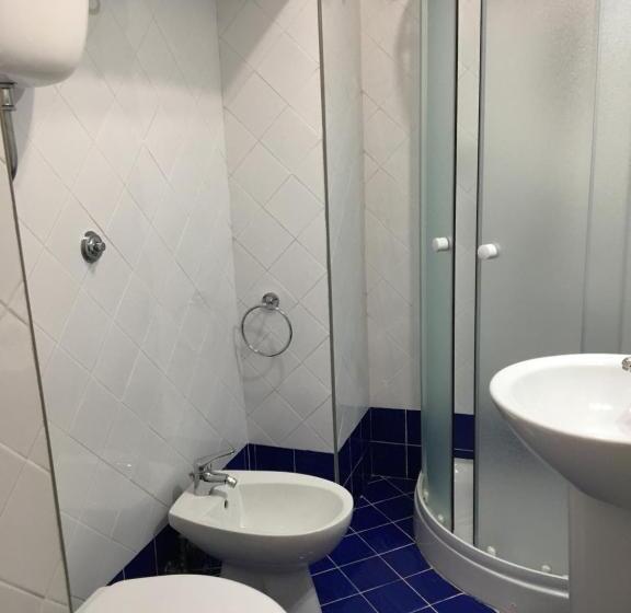 اتاق لوکس, La Racia