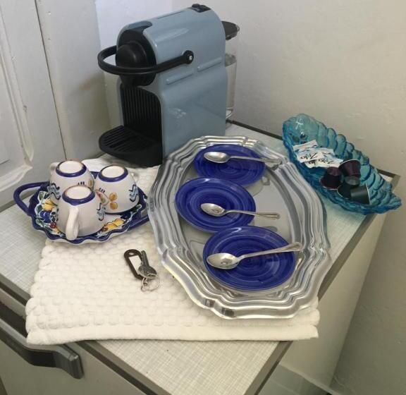 اتاق لوکس, La Racia