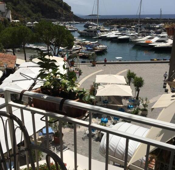 اتاق لوکس, La Racia